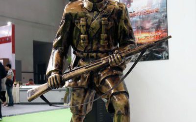 景區(qū)景點(diǎn)玻璃鋼仿銅拿著槍行走的八路軍雕塑