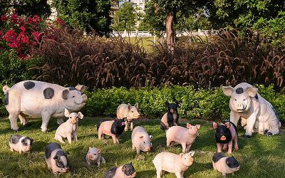 景區(qū)動(dòng)物園擺放一群玻璃鋼彩繪豬雕塑