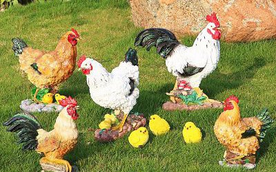 農(nóng)家院草坪上擺放著五只大的三只小的玻璃鋼彩繪雞雕塑