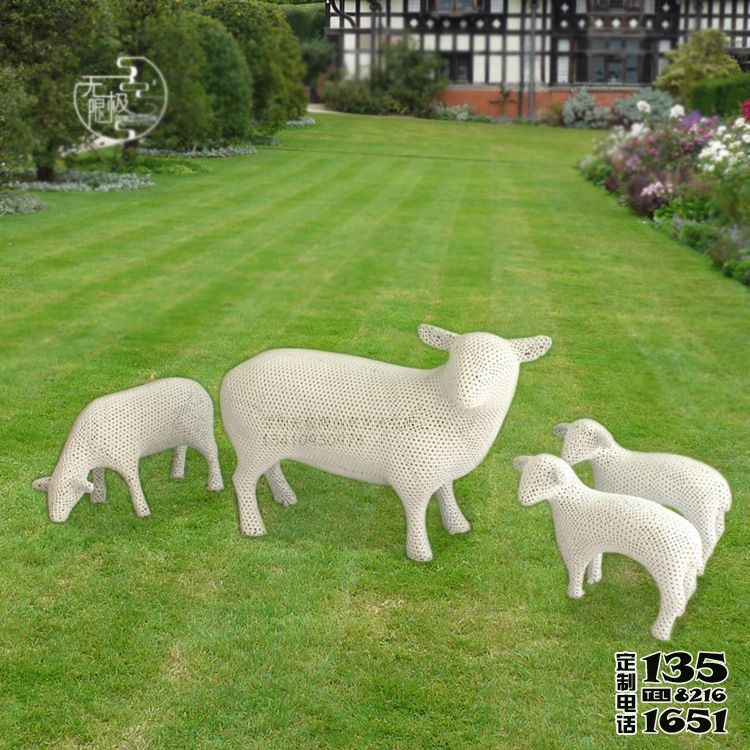 草地公園擺放的一大三小玻璃鋼仿真綿羊雕塑 草地公園擺放的一大三小玻璃鋼仿真綿羊雕塑