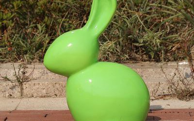 商場(chǎng)擺放玻璃鋼抽象綠色兔子雕塑