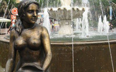 廣場(chǎng)噴泉邊坐著的玻璃鋼噴漆美人魚雕塑