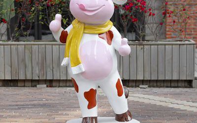 甜品門口一只點(diǎn)贊的彩繪卡通玻璃鋼奶牛雕塑