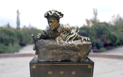 廣場玻璃鋼仿銅英雄邱少云雕塑