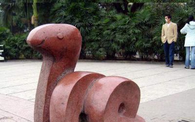 公園里擺放的玻璃鋼抽象蛇雕塑