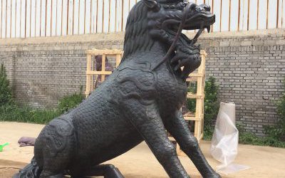 大型景區玻璃鋼仿銅坐著的神獸麒麟雕塑