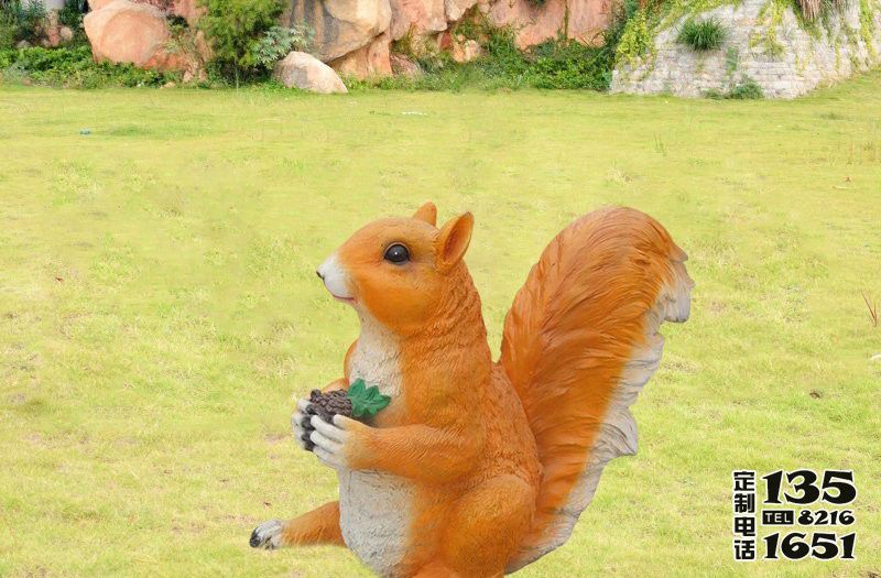 公園擺放一只抱著松子的仿真玻璃鋼松鼠雕塑 公園擺放一只抱著松子的仿真玻璃鋼松鼠雕塑