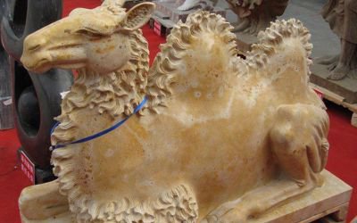 街道邊擺放的黃色的玻璃鋼創(chuàng)意駱駝雕塑