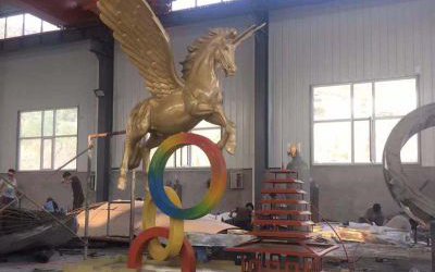廣場(chǎng)上擺放的玻璃鋼仿銅創(chuàng)意飛馬雕塑