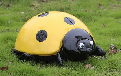 公園草地上擺放的行走的玻璃鋼彩繪瓢蟲(chóng)雕塑