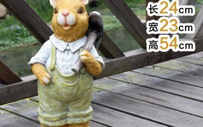 園林一只扛鋤頭的玻璃鋼卡通兔子雕塑