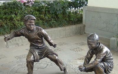 景區(qū)公園擺放打陀螺的兒童玻璃鋼仿銅雕塑