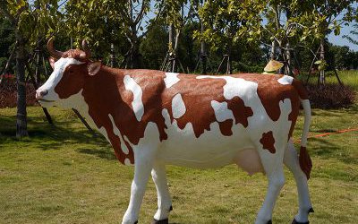 草坪上一只玻璃鋼仿真牛雕塑