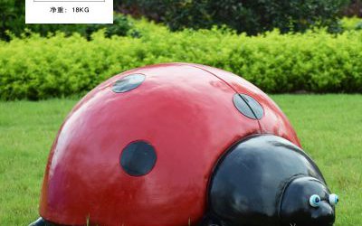 園林草地上擺放玻璃鋼彩繪瓢蟲(chóng)雕塑