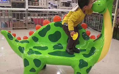 商場(chǎng)室內(nèi)擺放玻璃鋼卡通恐龍座椅雕塑