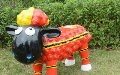 公園卡通玻璃鋼彩繪小羊肖恩動(dòng)物座椅雕塑