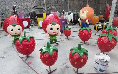卡通水果草莓公仔園林玻璃鋼雕塑