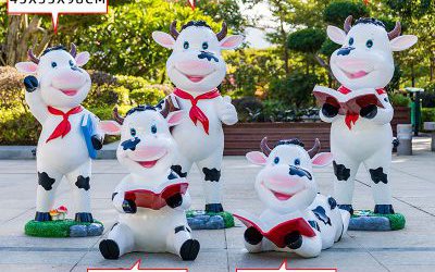 學校多只看書的玻璃鋼卡通奶牛雕塑