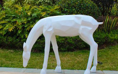 公園玻璃鋼幾何低頭的白色梅花鹿雕塑