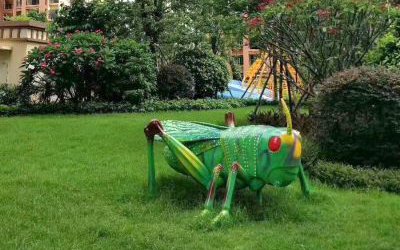 草地上玻璃鋼卡通蚱蜢雕塑