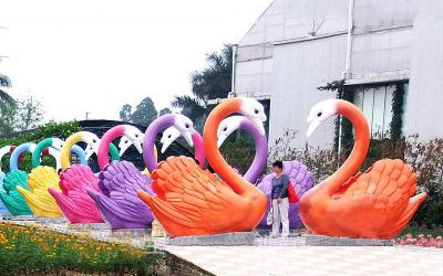 景區玻璃鋼彩繪愛心天鵝雕塑