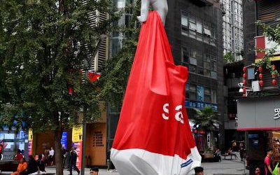 廣場(chǎng)街道創(chuàng)意玻璃鋼手拿購(gòu)物袋雕塑