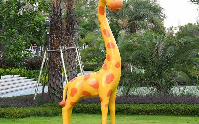 動(dòng)物園玻璃鋼彩繪仿真動(dòng)物長(zhǎng)頸鹿雕塑