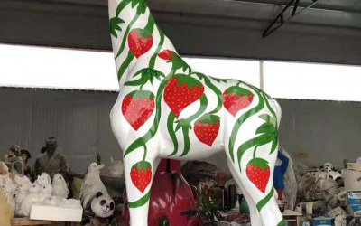 城市街道大型玻璃鋼彩繪草莓長(zhǎng)頸鹿雕塑