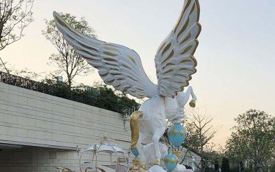 游樂場(chǎng)擺放的玻璃鋼彩繪飛馬雕塑