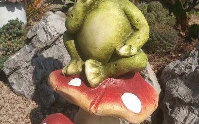 池塘一只在思考的玻璃鋼青蛙雕塑