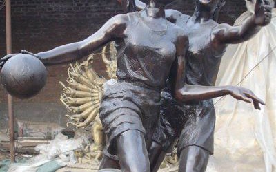 景區(qū)景觀創(chuàng)意玻璃鋼仿銅打籃球的人物雕塑