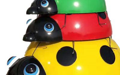 公園里擺放的疊羅漢的玻璃鋼彩繪七星瓢蟲(chóng)雕塑