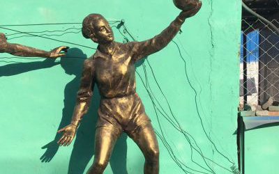 廣場玻璃鋼仿銅打排球的人物雕塑