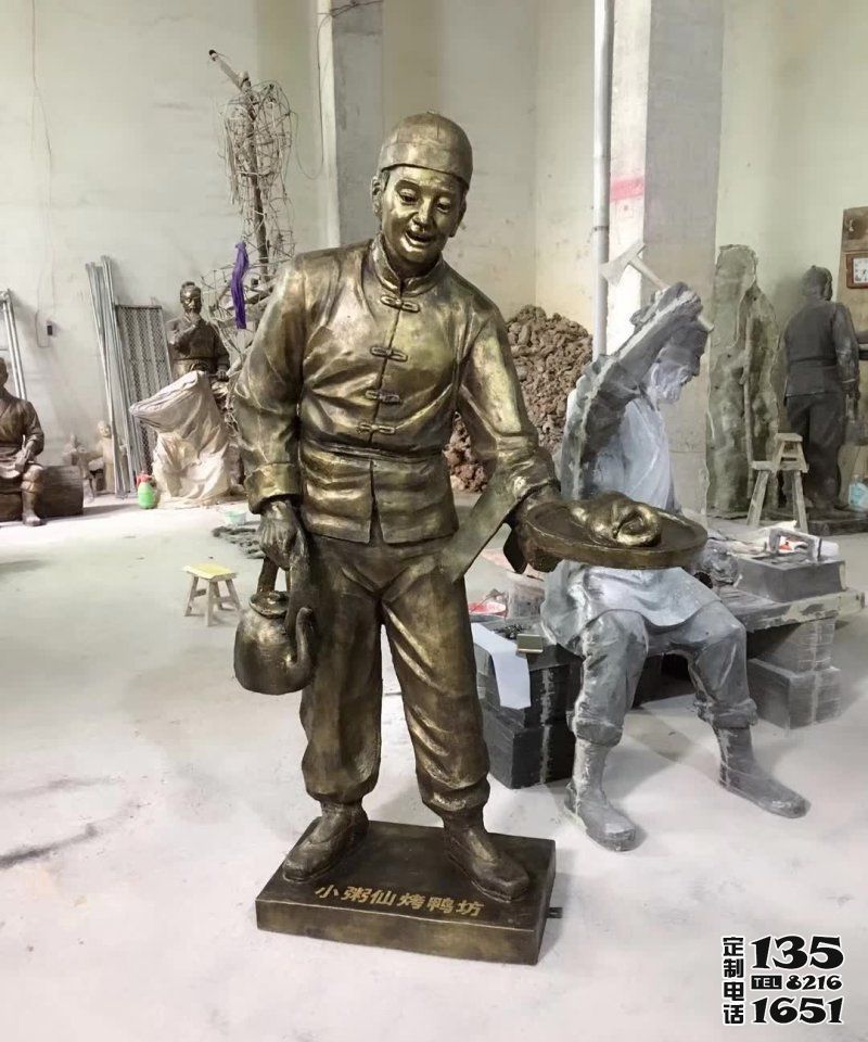 民俗景區(qū)玻璃鋼仿銅倒茶店小二人物雕塑 民俗景區(qū)玻璃鋼仿銅倒茶店小二人物雕塑