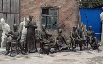 景區創意擺放的玻璃鋼仿銅制藥的人物雕塑