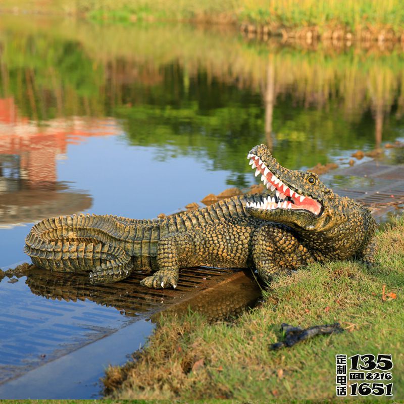 公園池塘里擺放的玻璃鋼仿真動物鱷魚雕塑 公園池塘里擺放的玻璃鋼仿真動物鱷魚雕塑