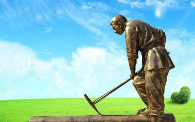 景區創意玻璃鋼仿銅農民砍伐木材人物雕塑