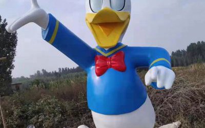 游樂場玻璃鋼彩繪唐老鴨雕塑