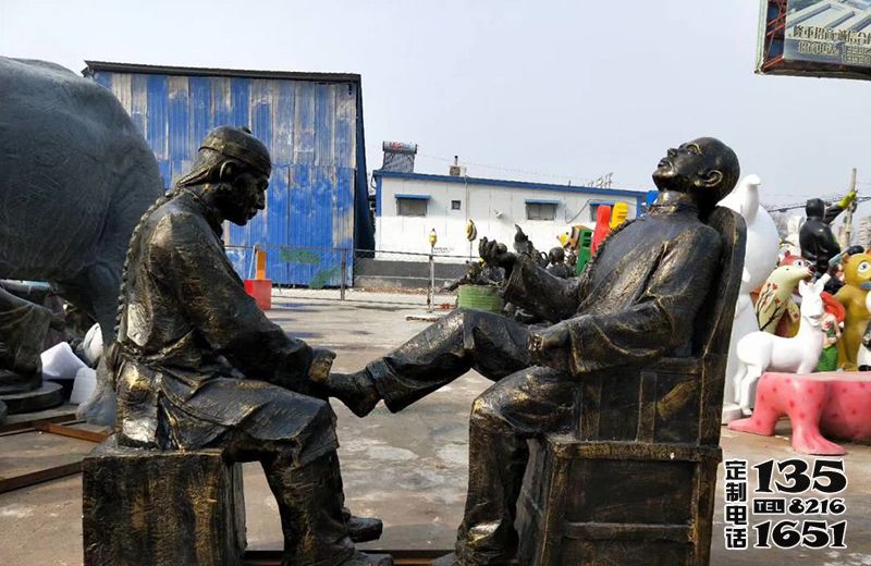 景區(qū)街道給人修腳民俗生活場景玻璃鋼仿銅人物雕塑 景區(qū)街道給人修腳民俗生活場景玻璃鋼仿銅人物雕塑