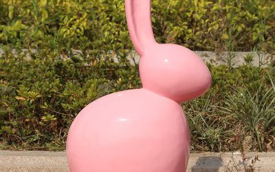 公園擺放的一只玻璃鋼卡通抽象兔子雕塑