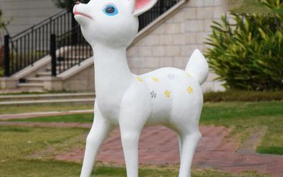 戶外園林玻璃鋼一只行走的玻璃鋼白色梅花鹿雕塑