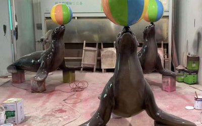 商場(chǎng)游樂場(chǎng)擺放的頂球的玻璃鋼創(chuàng)意海豹雕塑