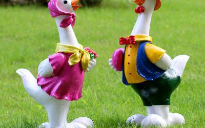 公園草地擺放的情侶玻璃鋼彩繪鴨子雕塑