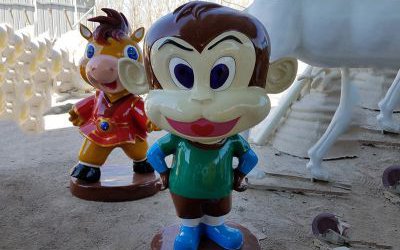 游樂場擺放的玻璃鋼彩繪卡通猴子雕塑