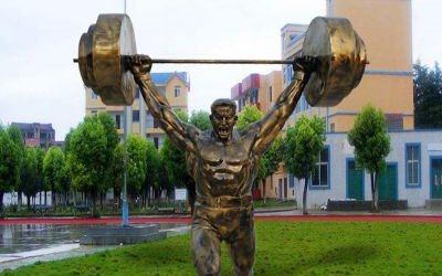 園林景區(qū)運(yùn)動主題玻璃鋼仿銅舉重的人物雕塑