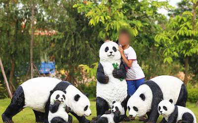 戶外操場擺放的仿真創意栩栩如生熊貓玻璃鋼雕塑