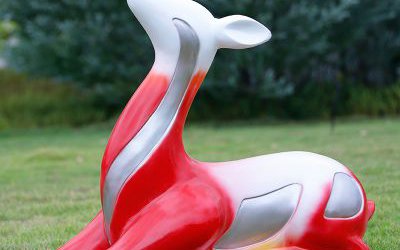 公園草坪上臥著的玻璃鋼彩繪創意鹿雕塑