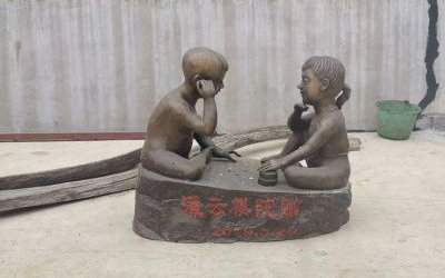 城市花園兒童下棋玻璃鋼仿銅雕塑
