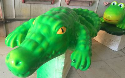 游樂(lè)場(chǎng)擺放的玻璃鋼卡通鱷魚(yú)雕塑