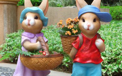 玻璃鋼彩繪戶外田園背著竹籃的兔子雕塑